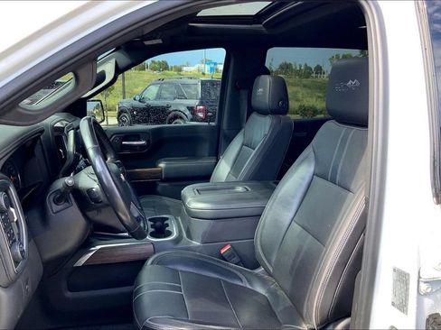 Used 2019 Chevrolet Silverado 1500 High Country w/ Technology Package AWD/4WD image 9