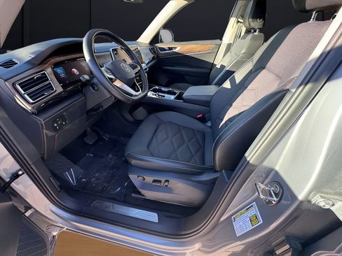 Used 2025 Volkswagen Atlas SE image 19