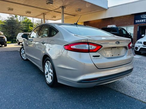 Used 2015 Ford Fusion SE FWD image 2