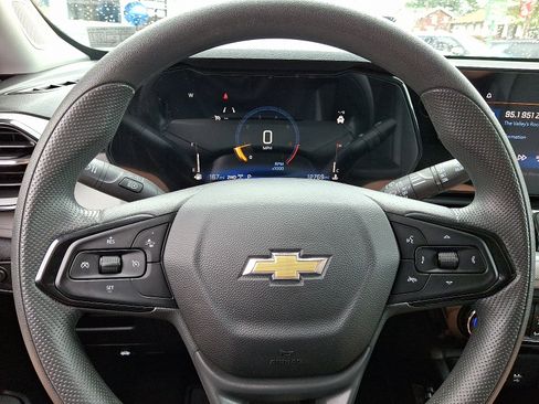 Used 2025 Chevrolet TrailBlazer LT AWD/4WD image 19