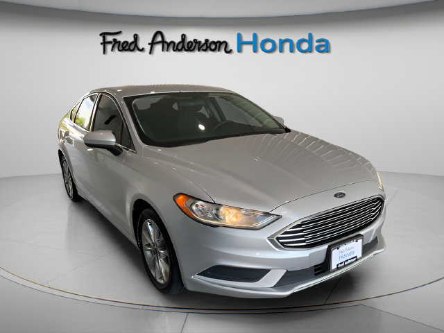 Used 2017 Ford Fusion SE w/ Fusion SE Technology Package FWD image 3