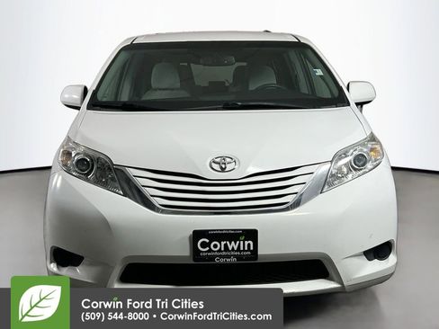 Used 2016 Toyota Sienna LE image 4