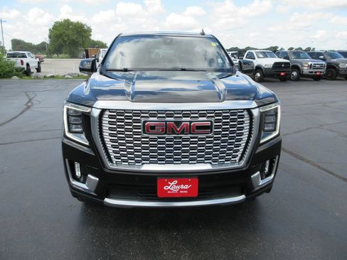 Used 2021 GMC Yukon Denali w/ Denali Premium Package AWD/4WD image 11