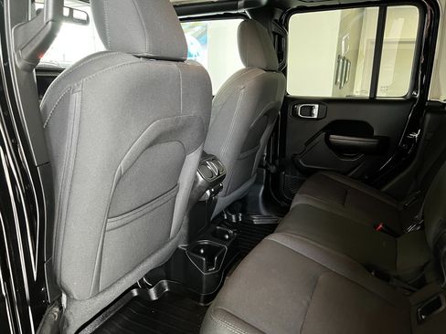 Used 2020 Jeep Gladiator Sport w/ Technology Group AWD/4WD image 21