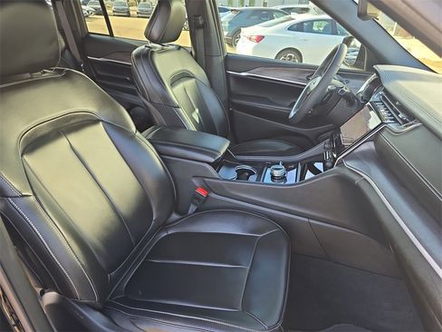 Used 2024 Jeep Grand Cherokee Limited w/ Black Appearance Package image 10