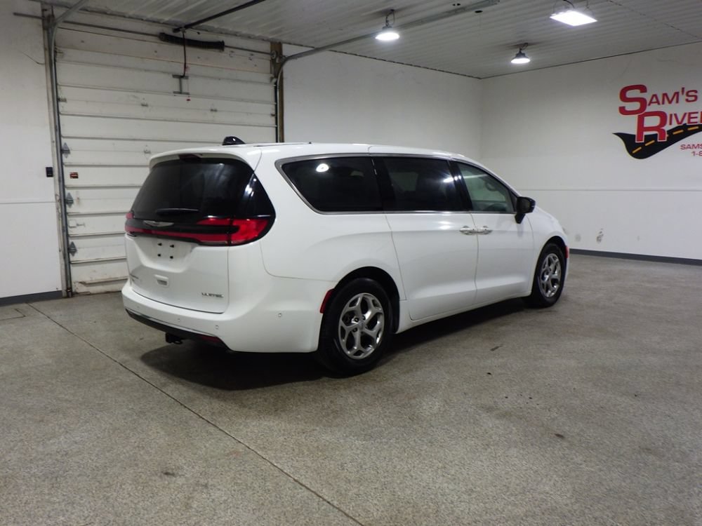 Used 2024 Chrysler Pacifica Limited FWD image 4