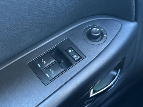 Used 2013 Dodge Challenger SXT image 31