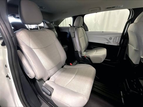 Used 2025 Toyota Sienna LE image 16