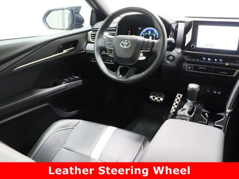 Used 2025 Toyota Camry SE image 31