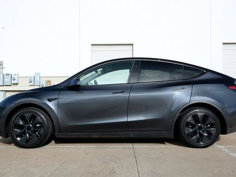 Used 2025 Tesla Model Y Long Range RWD image 17
