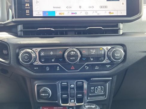 Used 2025 Jeep Wrangler Unlimited Sport AWD/4WD image 17
