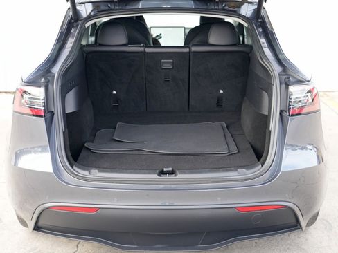 Used 2021 Tesla Model Y Long Range image 10