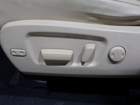 Used 2019 Toyota Highlander XLE image 12