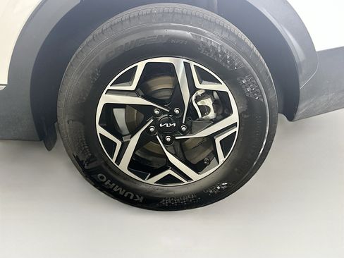 Used 2025 Kia Sportage LX image 11
