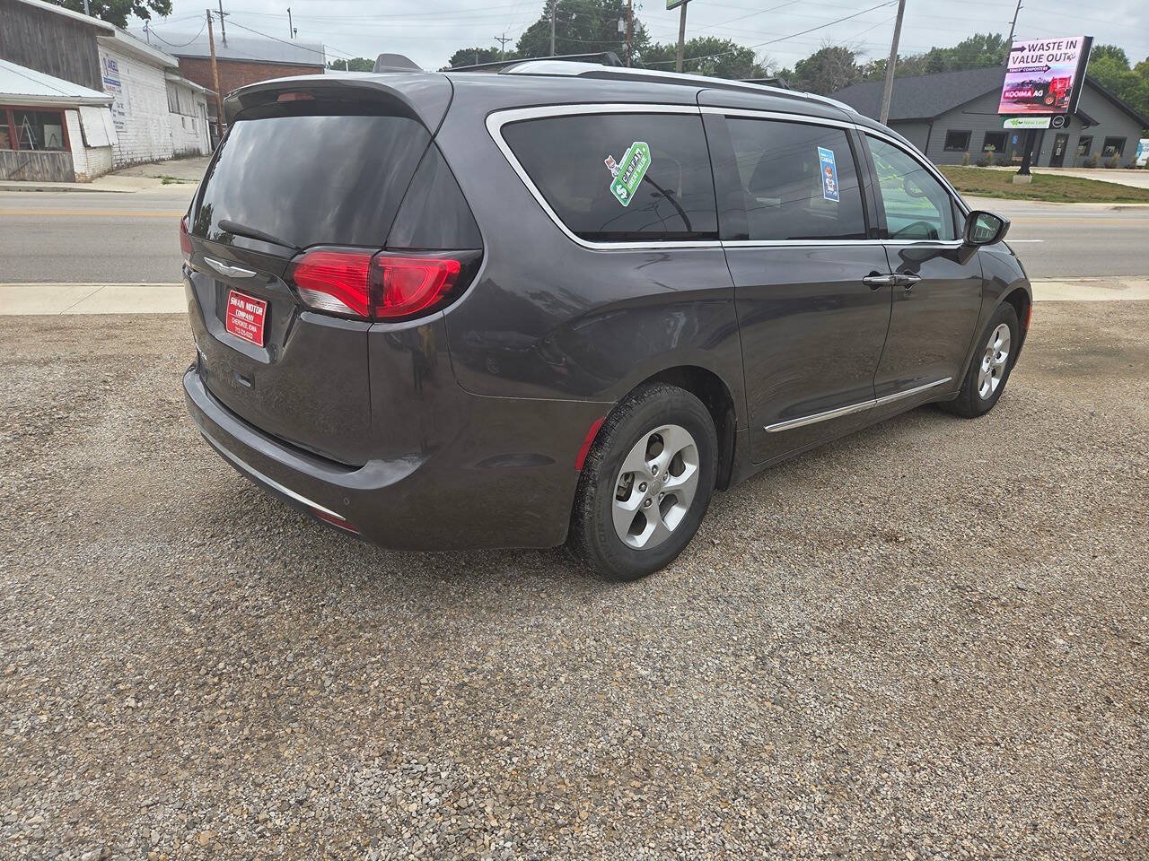 Used 2017 Chrysler Pacifica Touring-L Plus FWD image 24
