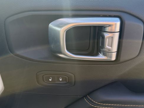 Used 2025 Jeep Wrangler Sahara image 22