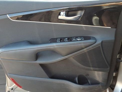 Used 2017 Kia Sorento EX image 16