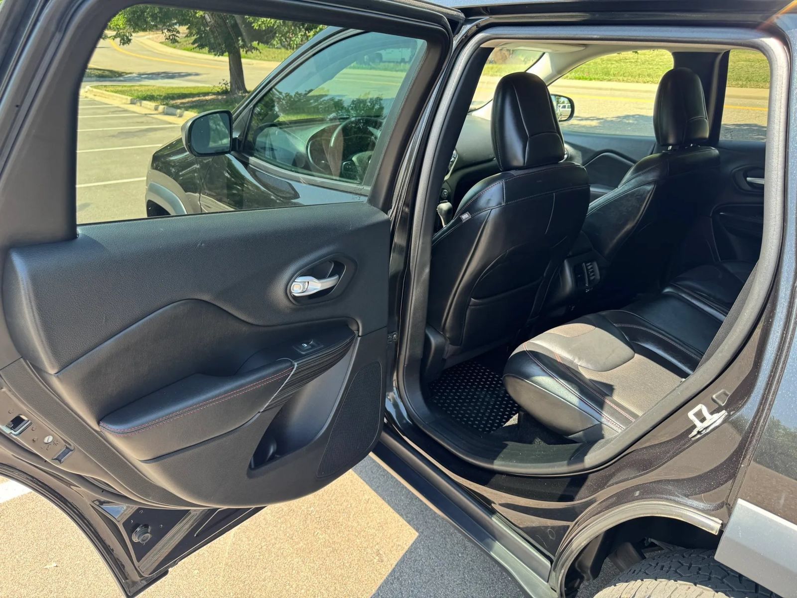 Used 2015 Jeep Cherokee Trailhawk w/ Cold Weather Group AWD/4WD image 9
