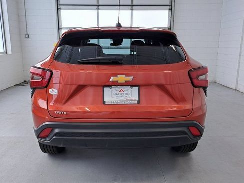 Used 2024 Chevrolet Trax LS w/ LS Convenience Package FWD image 6