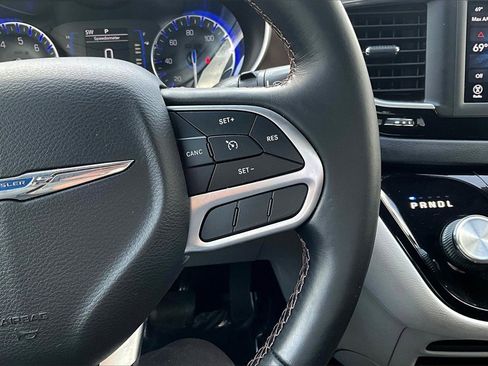 Used 2018 Chrysler Pacifica Touring-L image 11