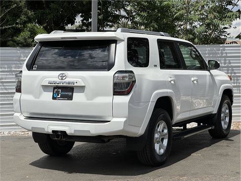 Used 2018 Toyota 4Runner SR5 AWD/4WD image 10