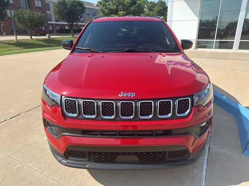 Used 2024 Jeep Compass Latitude image 3