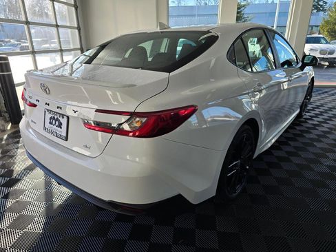 Used 2025 Toyota Camry SE image 3