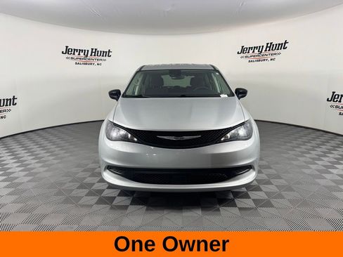 Used 2024 Chrysler Voyager LX image 5