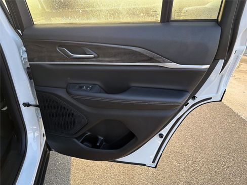 New 2025 Jeep Grand Cherokee Limited w/ Black Appearance Package image 17