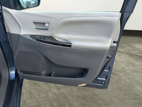 Used 2015 Toyota Sienna XLE FWD image 22