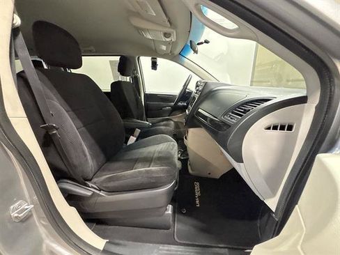Used 2013 Dodge Grand Caravan SXT FWD image 17