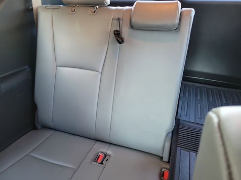 Used 2022 Toyota Highlander XLE FWD image 13