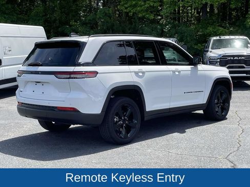 Used 2023 Jeep Grand Cherokee Altitude AWD/4WD image 8