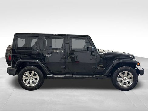 Used 2016 Jeep Wrangler Unlimited Sahara w/ Connectivity Group AWD/4WD image 8