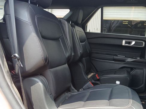 Used 2020 Ford Explorer XLT w/ Equipment Group 202A AWD/4WD image 12