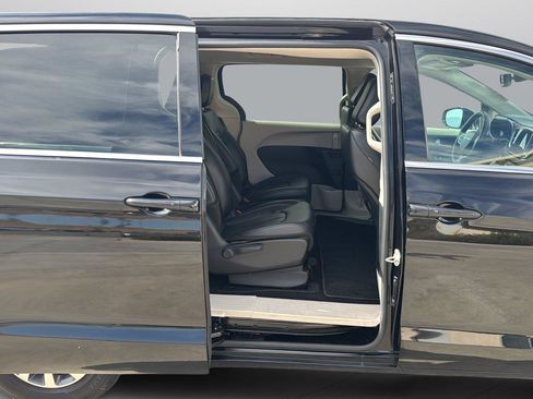 Used 2024 Chrysler Pacifica Limited FWD image 26