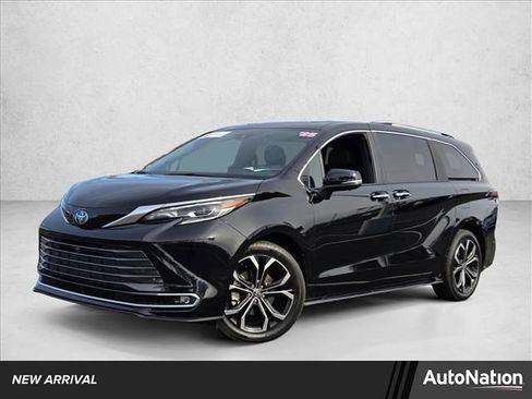 Used 2025 Toyota Sienna Platinum image 1