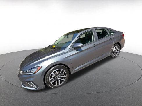 Used 2025 Volkswagen Jetta SE image 8