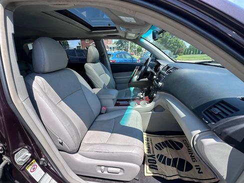 Used 2011 Toyota Highlander Limited w/ Tow Pkg AWD/4WD image 12