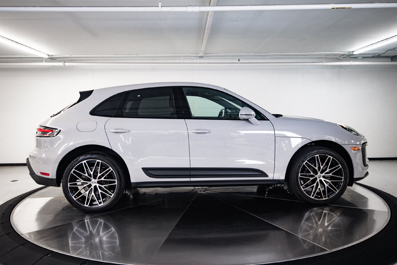 Certified 2025 Porsche Macan AWD/4WD image 8