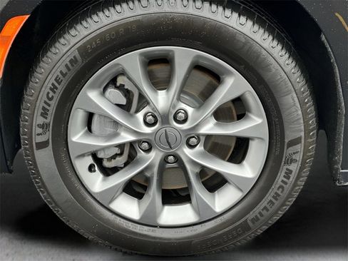 Used 2023 Chrysler Pacifica Touring-L image 26