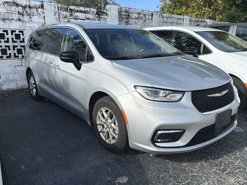 Used 2024 Chrysler Pacifica Touring-L FWD image 1