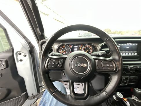 Used 2022 Jeep Gladiator Willys image 14