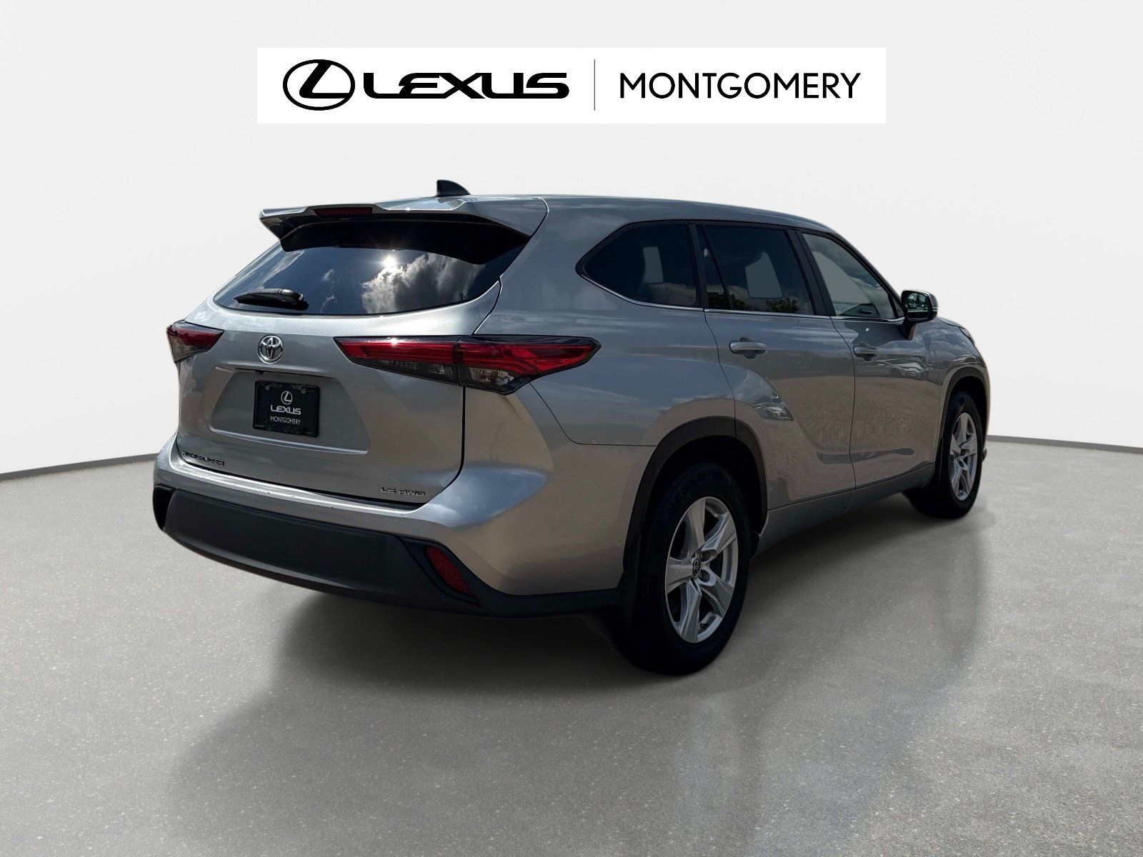 Used 2023 Toyota Highlander LE AWD/4WD image 3