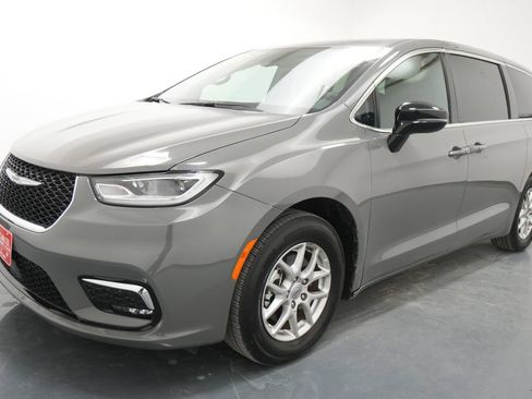 Used 2025 Chrysler Pacifica Select FWD image 3