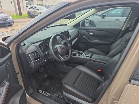 Used 2025 Nissan Rogue SV AWD/4WD image 16