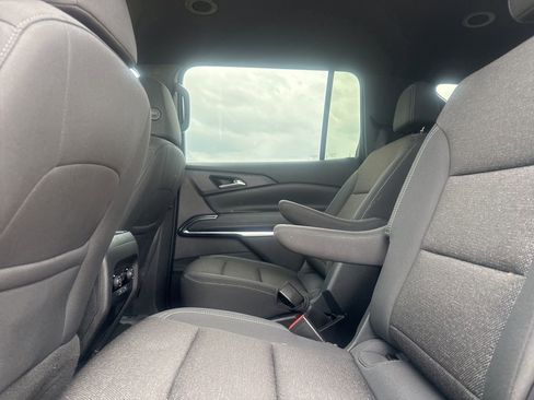 Used 2025 Chevrolet Traverse LT image 36