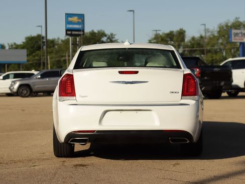 Used 2018 Chrysler 300 Touring w/ Chrome Appearance Package RWD image 6