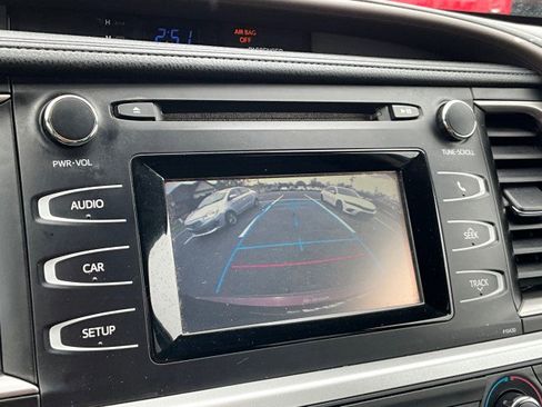 Used 2014 Toyota Highlander LE w/ Preferred Accessory Package image 5