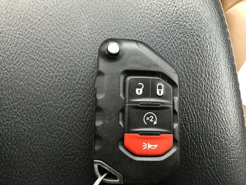 Used 2022 Jeep Wrangler Unlimited Sahara w/ Cold Weather Group AWD/4WD image 31